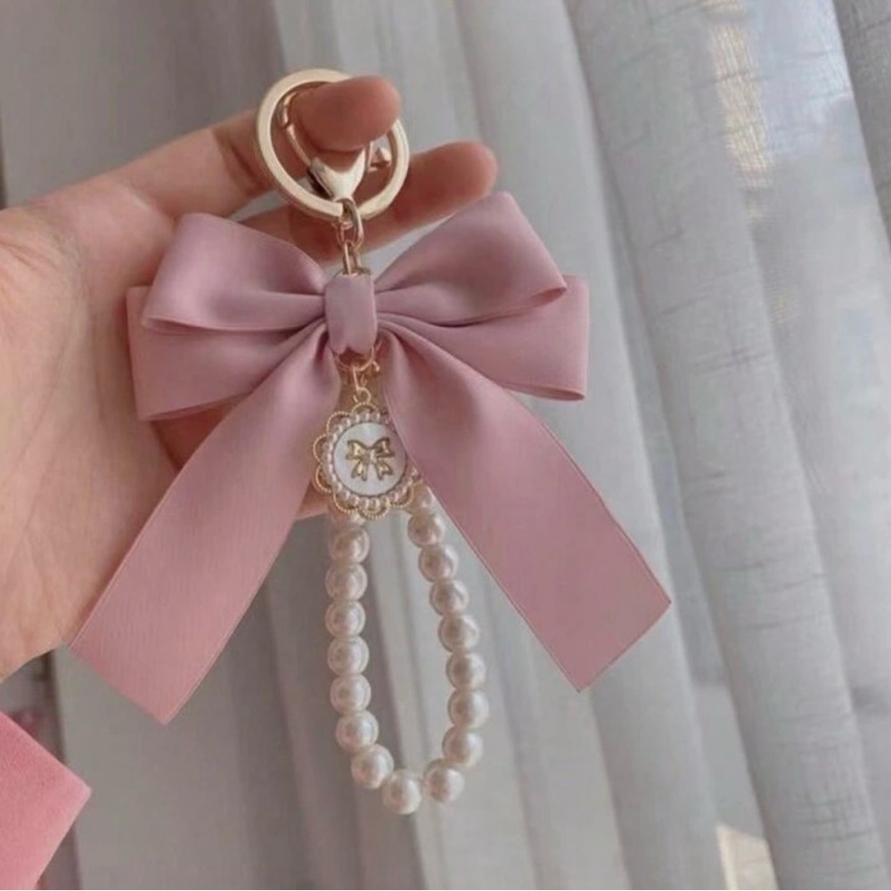 NWT Elegant Pink Bow Keychain with Pearls - Picture 3 of 6